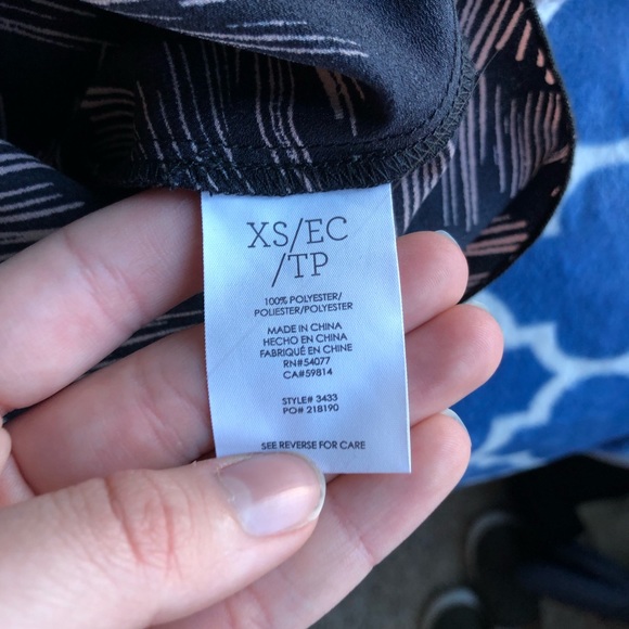 ✨2/$25 cabi Tate Printed Short Sleeve Black Top - Picture 8 of 9